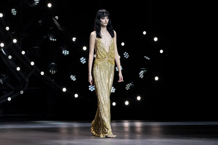 壓軸登場引入大量流蘇、亮片點綴的華麗洋裝，像是為登台開唱做好準備。品牌提供