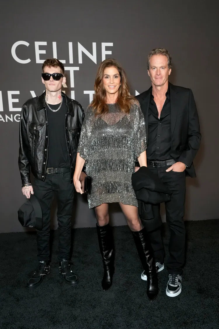 超模辛蒂克勞馥（中）與富商老公Rande Gerber（右）帶著愛子Presley Gerber出席CELINE大秀，全家合體立挺愛女凱亞葛柏。品牌提供
