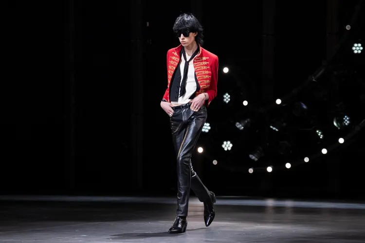 穿插於其中的男模，模糊了裝著的性別界線。品牌提供