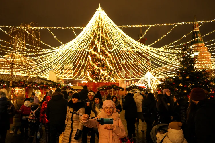 莫斯科馬內茲廣場（Manezh Square）聖誕市集掛滿燈飾，吸引民眾自拍留念。路透社