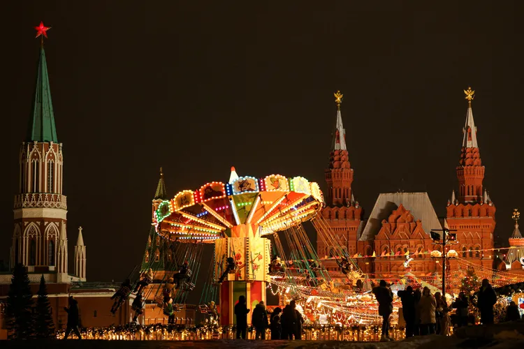 莫斯科紅場的聖誕市集也有業者設置大型遊具，充滿節慶氣氛。路透社