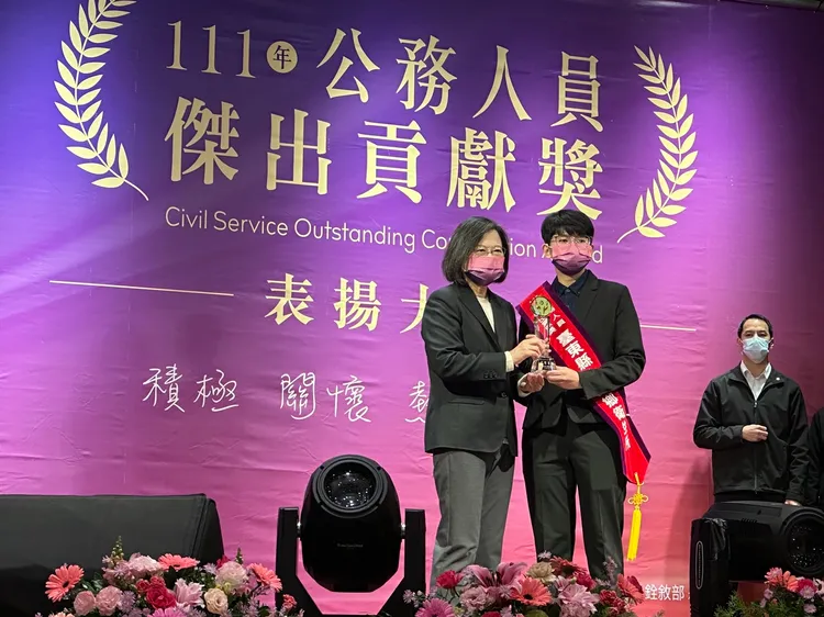 台東縣大武衛生所獲得總統蔡英文親自頒發「公務人員傑出貢獻獎」。台東縣府提供