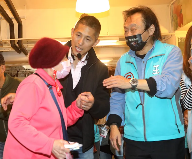 王世堅今日陪同吳怡農掃街拜票。陳明中攝