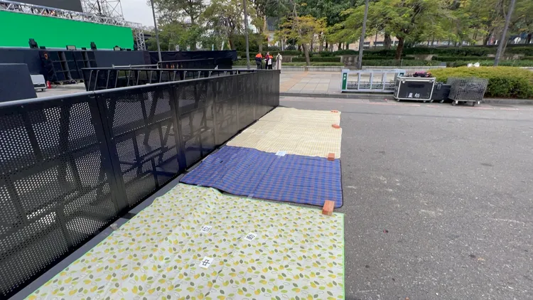 2023高雄《亞灣未來市跨年演唱會》後天才舉辦，今天已有人提早在舞台前方觀眾區「卡位」。侯昌騰攝