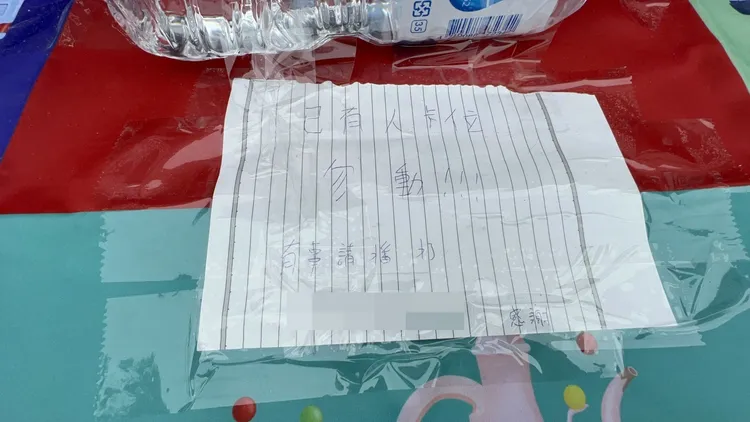 「亞灣未來市跨年演唱會」後天才舉辦，今已有人在舞台前方觀眾區「卡位」。侯昌騰攝