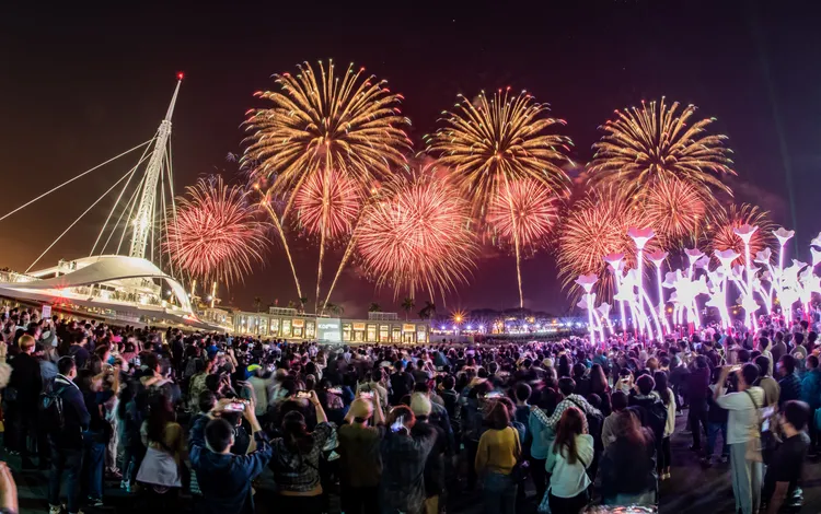 2023高雄《亞灣未來市跨年演唱會》將在跨年時施放180秒煙火。高市府提供
