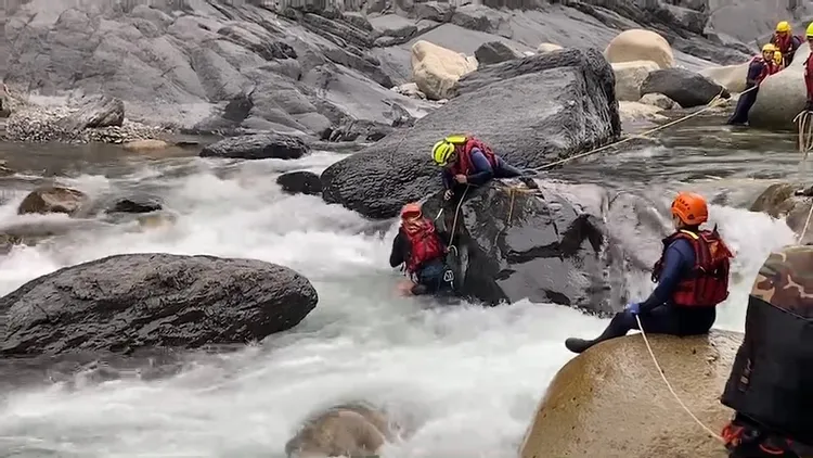 桃園男子渡溪時，不慎失足滑落溪中，遭捲入暗流。翻攝畫面
