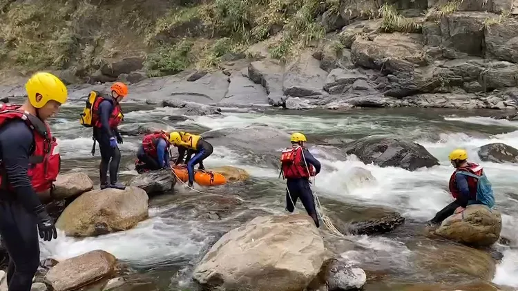 警消人員將男子救出時，他已無生命跡象。翻攝畫面
