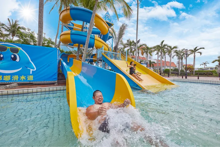 住客可走訪周遭生態景點，暢玩園內SUP、旋轉嘟嘟滑水道等水陸設施。統一渡假村提供