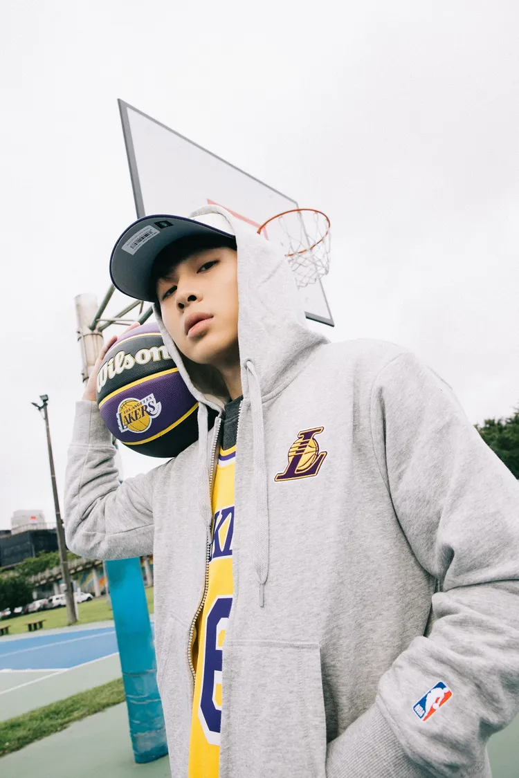 NBA Lifestyle系列秋冬服飾以各球隊隊徽圖案為設計特色。品牌提供