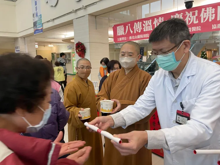 妙勤法師及陽大醫院院長楊純豪贈送給民眾星雲大師新春墨寶「仁和安康富樂吉祥」。院方提供