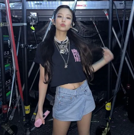 Jennin在IG秀腹肌，並表示在巴黎開唱留下美好回憶。翻攝Jennie IG