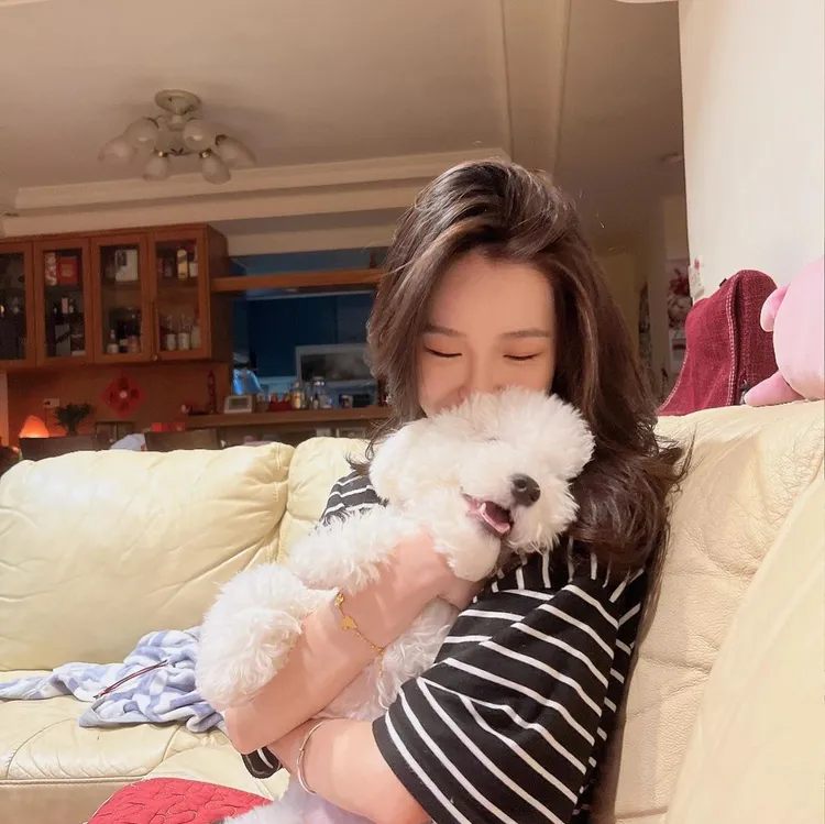 最美里長陳紫渝「強吻」愛犬照曝光。翻攝陳紫渝