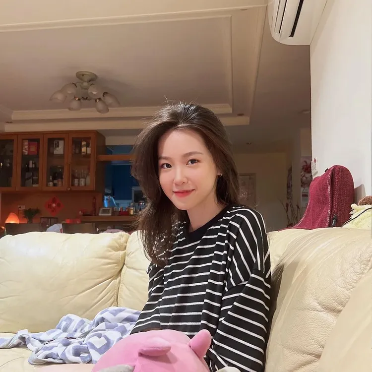 網友羨慕小狗可以讓陳紫渝又抱又親。。翻攝陳紫渝IG