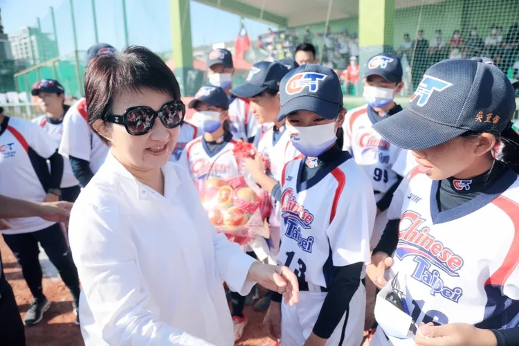 台中市長盧秀燕為台灣U12壘球隊加油打氣。  中華壘協提供