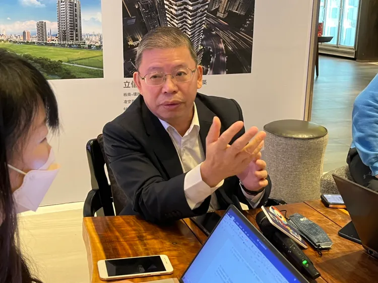 甲山林總經理張境在認為，選後氣氛回穩，遞延性買盤將逐步出籠