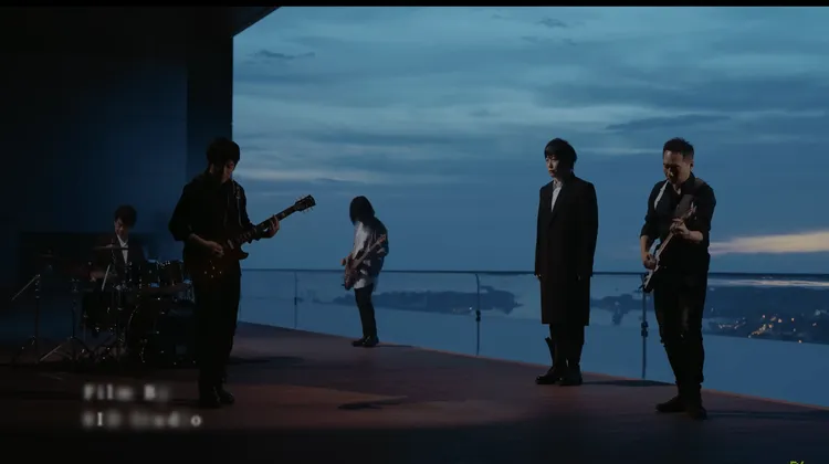 高雄承億酒店「TAI Urban Resort」24樓無邊際泳池，成為五月天最新MV取景畫面。翻攝YouTube/相信音樂BinMusic 五月天MV《為你寫下這首情歌》