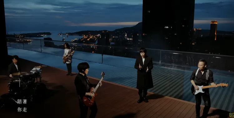 五月天最新浪漫情歌，拍攝地位於高雄承億酒店24層樓。翻攝YouTube/相信音樂BinMusic 五月天MV《為你寫下這首情歌》