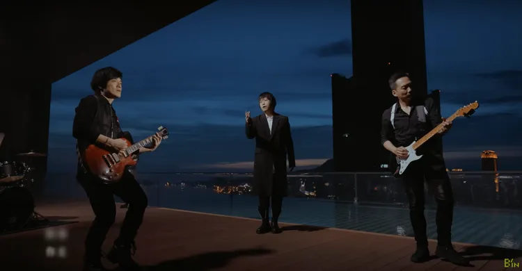 五月天今晚無預警釋出浪漫情歌，拍攝地位於高雄承億酒店24層樓。翻攝YouTube/相信音樂BinMusic 五月天MV《為你寫下這首情歌》