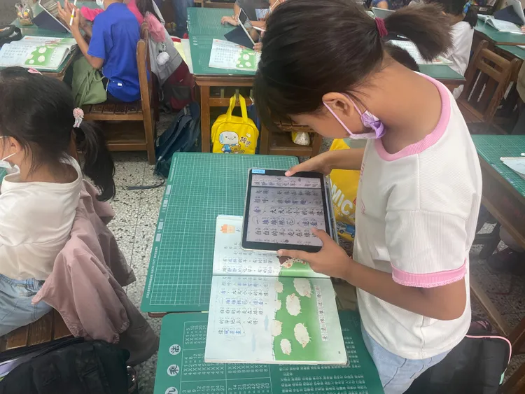 二年級小學生也可用平板學國語，老師提問題，學生從課本答案再傳給老師。王雪玲攝