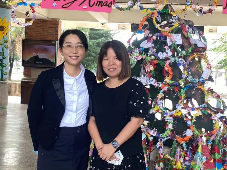 潮和國小校長謝相如（圖左）與校內第一位蘋果種子老師沈志平，積極推廣平板數位教學。王雪玲攝