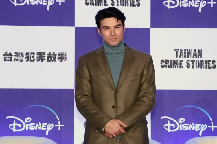 鳳小岳劇中飾演檢察官，他透露只要用一跛跛的方式走路，就會馬上進入角色。趙世平攝