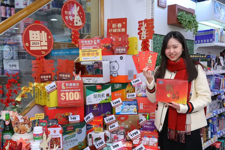 農曆年節屈臣氏開賣熱門禮盒，像是人參飲、雞精、燕窩及肉乾等人氣品項。業者提供