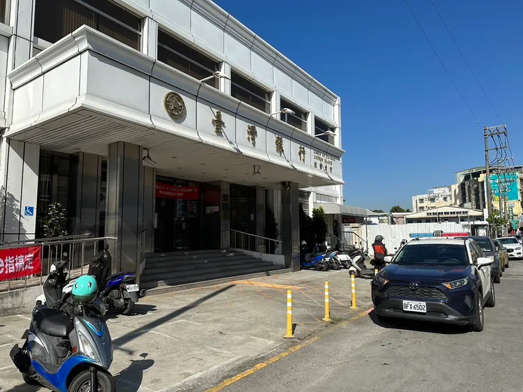 婦人被詐騙集團以「投資型詐騙手法」，誘騙到左營區的台灣銀行，臨櫃要匯款300萬元到指定帳戶，幸好被警方及時阻止。讀者提供