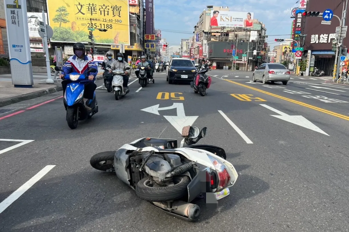 2機車X交會擦撞,幸3人都僅輕傷。讀者提供