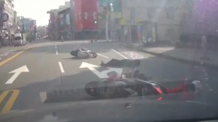 2車倒地，陳男翻滾在地，久久無法動彈。翻攝「社會事新聞影音」