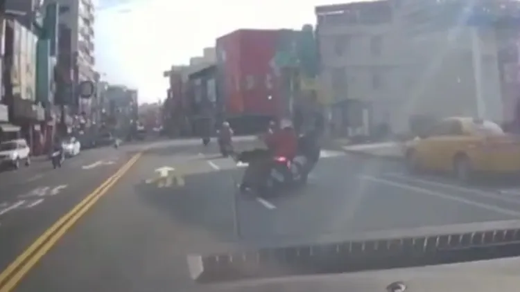 張簡女（左）與陳男（右）X交會，擦撞倒地。翻攝「社會事新聞影音」