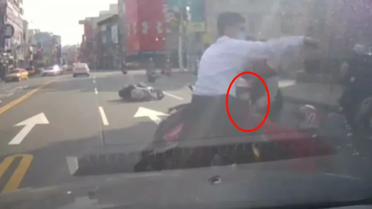 女童被機車壓住，幸好熱心民眾合力移車救人。翻攝「社會事新聞影音」