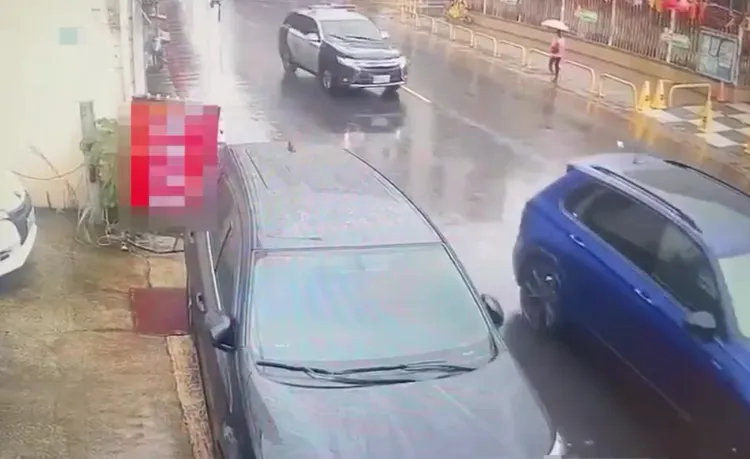 警方循車牌追車（藍色車輛），並於當街逮獲林姓男子等３人。翻攝畫面