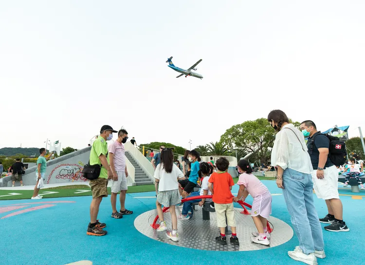 新生公園「地球旅行」遊戲場，最特別景緻就是劃空而過的飛機。工務局提供