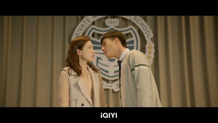 許瑋甯（左）和陳昊森上演師生戀。愛奇藝國際站提供