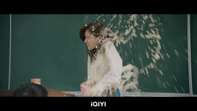 許瑋甯劇中被潑汽水。愛奇藝國際站提供
