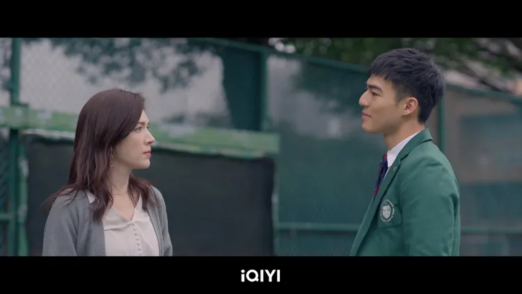陳昊森（右）劇中對許瑋甯一見鍾情。愛奇藝國際站提供