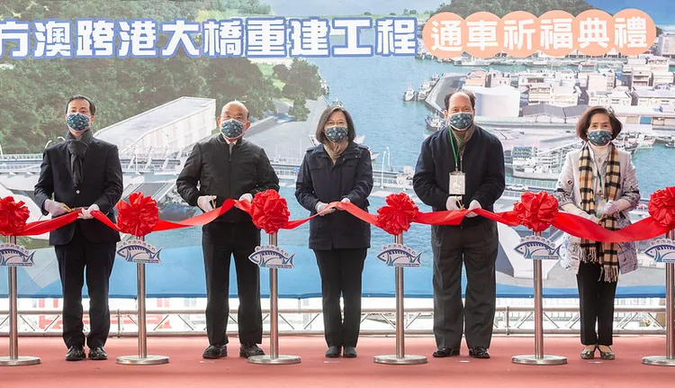蔡英文（中）與行政院長蘇貞昌（左2）一同出席南方澳大橋通車典禮，同與會來賓剪綵。總統府提供