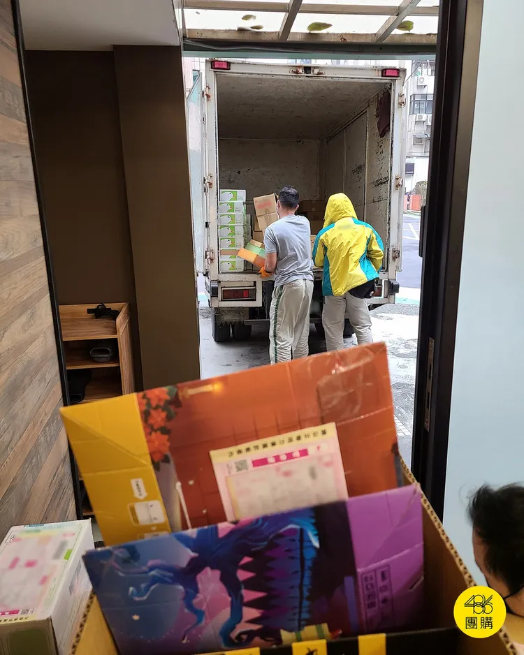 隨著年關將近，每日有許多民眾使用團購的免費代收送祭改包裹。業者提供