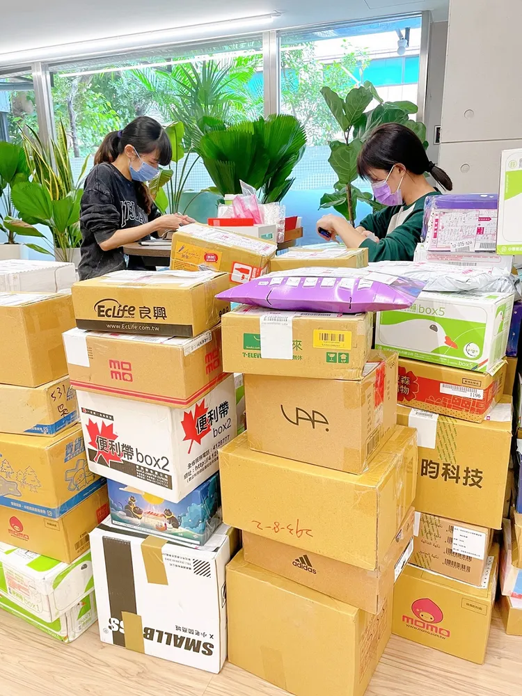 486先生特別聘請小幫手協助整理民眾包裹。業者提供