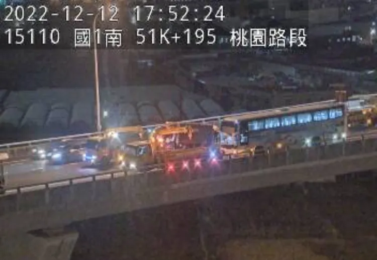 遊覽車不明原因車禍，已有2人送醫。翻攝自高公局1986app