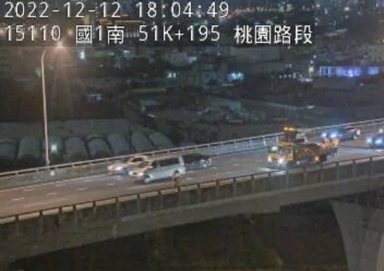 目前遊覽車已拖吊排除。翻攝自高公局1986app