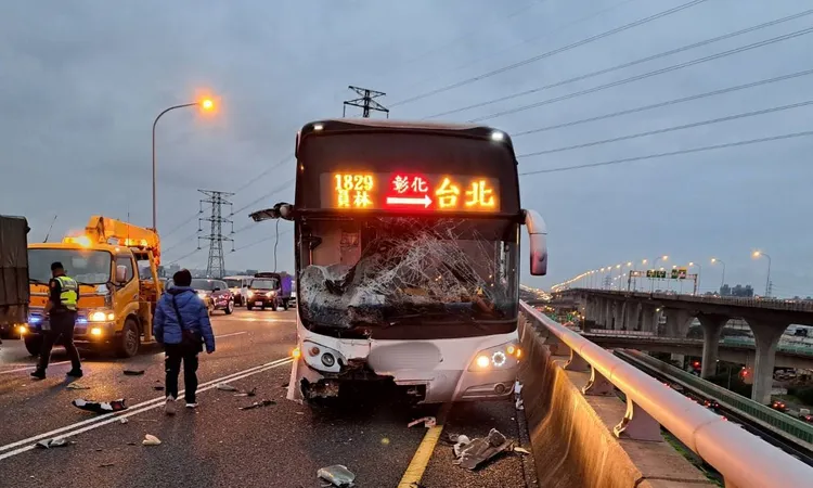 國光客運擋風玻璃碎裂。翻攝畫面