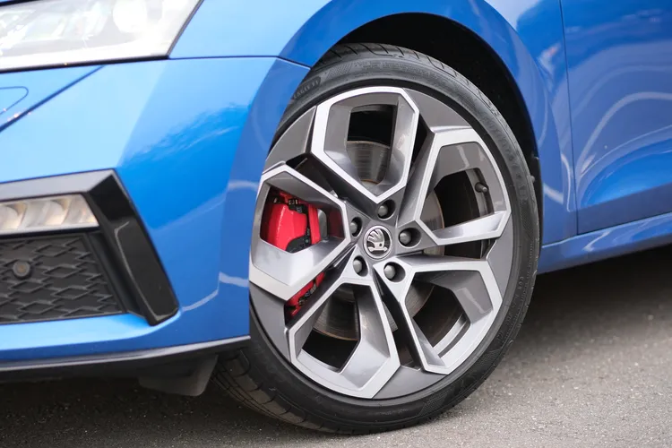 19吋Altair雙色輪圈造型頗優，內部紅色煞車卡鉗大幅提升性能氣息。陳志淵攝