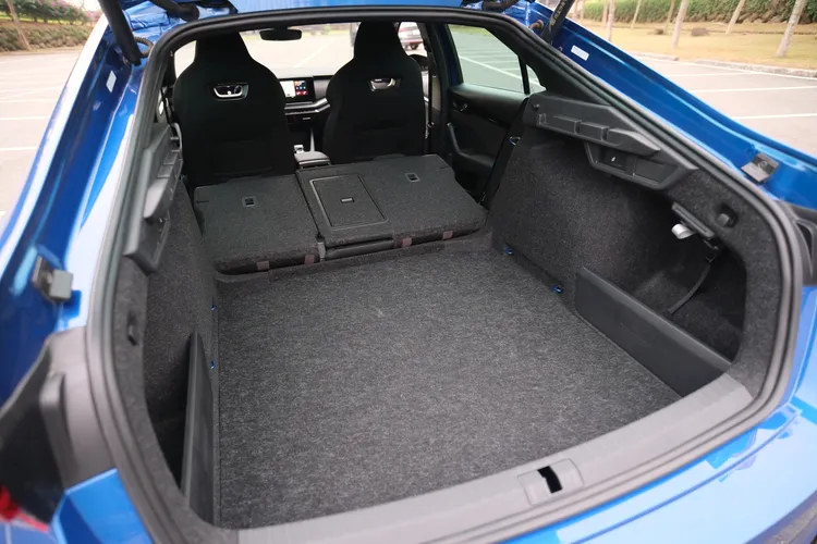 行李廂標準容積即有600公升，超大的開口面積置物便利性一點也不輸旅行車款。陳志淵攝