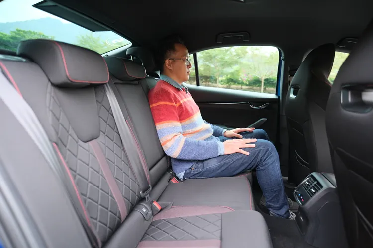 即使是性能化車型，後座空間依然能滿足家庭使用需求，在同級車中相對寬敞，中央配有獨立恆溫空調及出風口。陳志淵攝