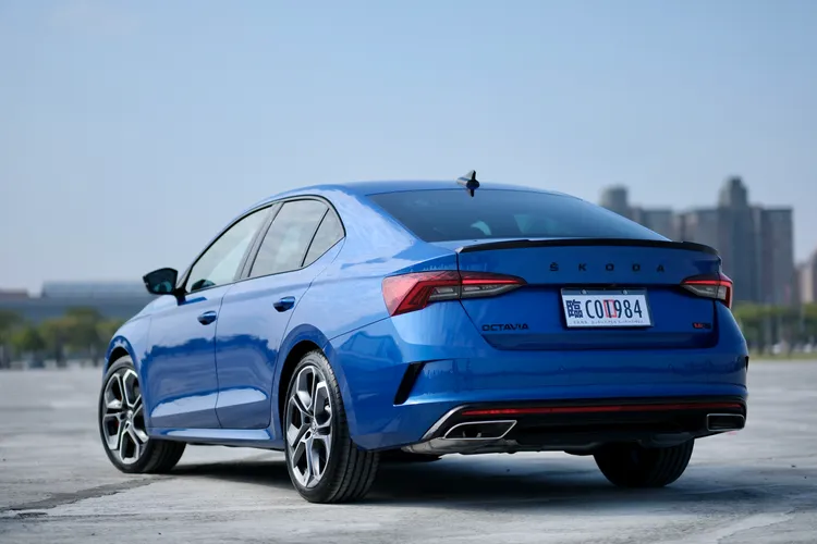 順著傾斜的C柱來到車尾，Octavia RS五門斜背車型附有專屬黑色尾翼，保險桿則安排粗壯的排氣尾飾管。陳志淵攝