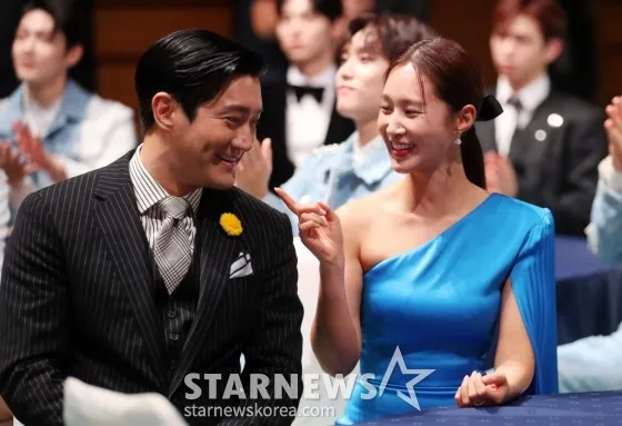 始源（左）與師妹俞利台下互動逗趣。翻攝STARNEWS