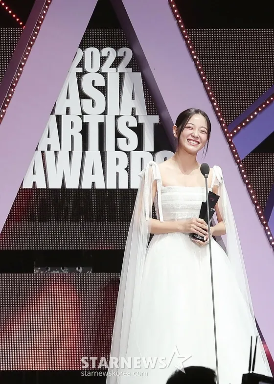 金世正獲頒人氣女演員獎。翻攝STARNEWS