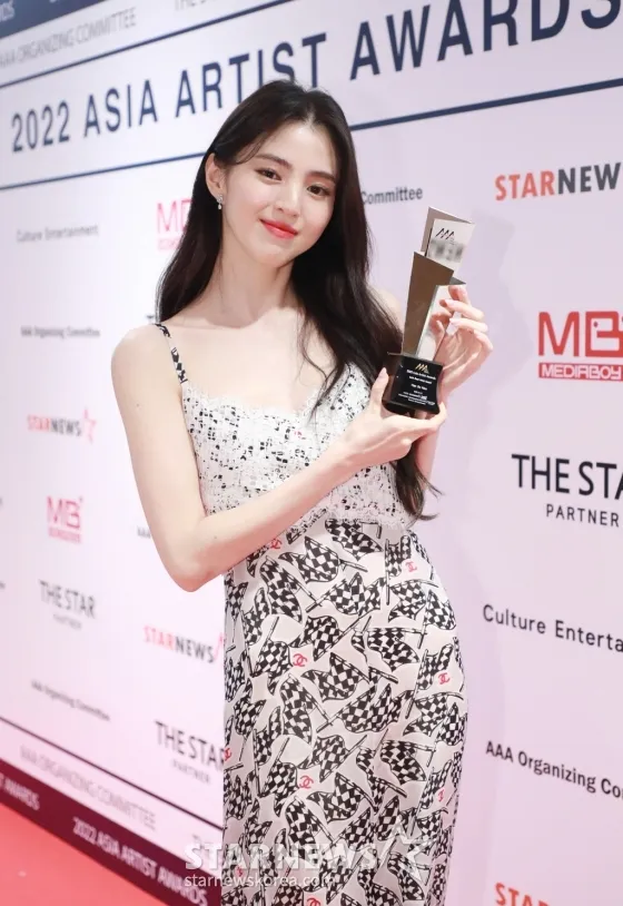 韓素希獲得最佳藝人獎。翻攝STARNEWS